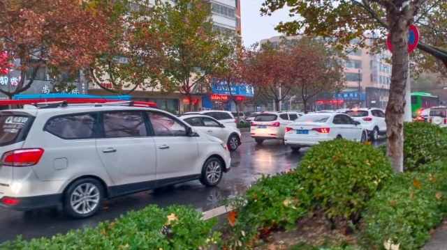 雨中道路擁堵，市民可繞行！